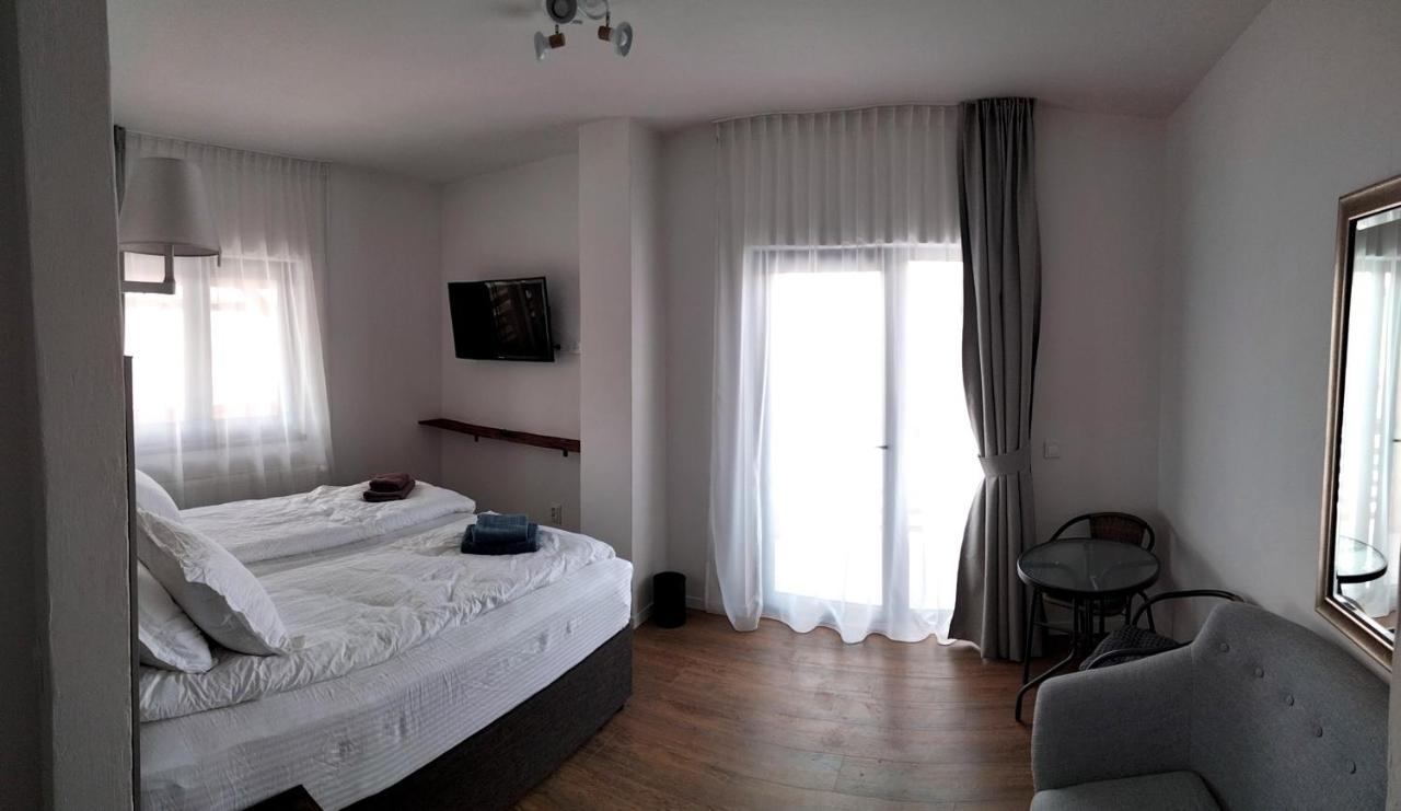 Casa Comilor Bed and Breakfast Surdesti  Exterior foto