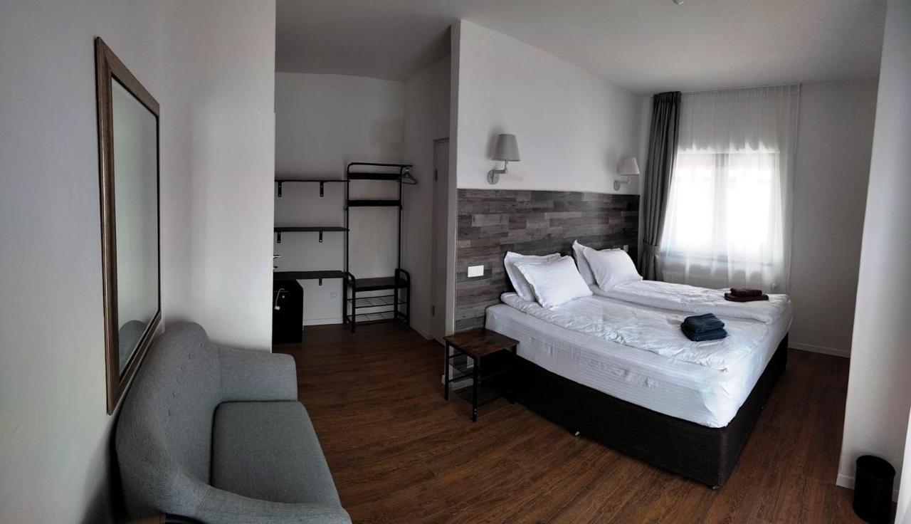 Casa Comilor Bed and Breakfast Surdesti  Exterior foto