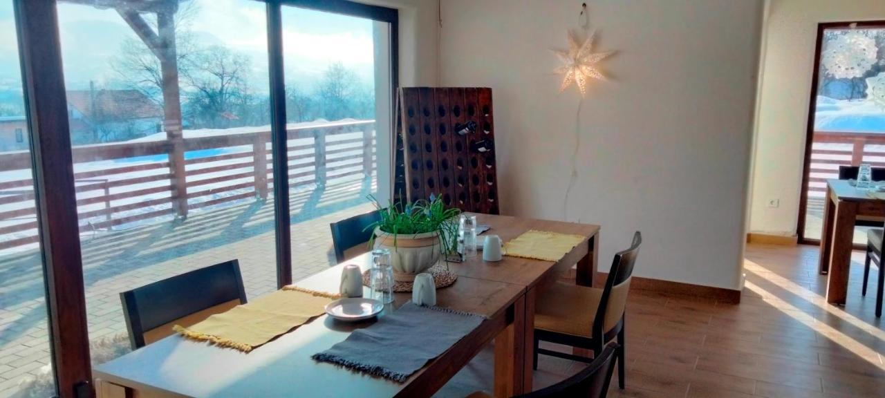 Casa Comilor Bed and Breakfast Surdesti  Exterior foto
